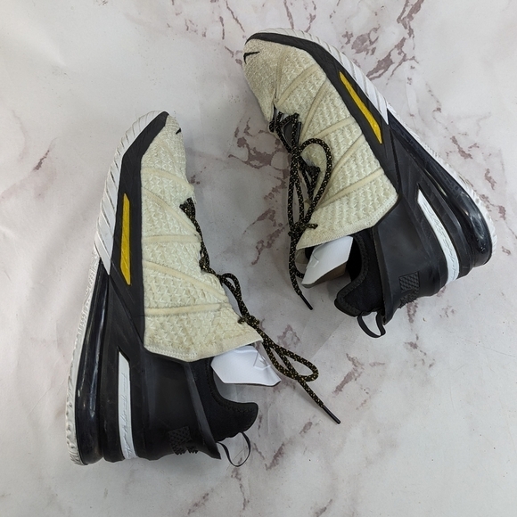 Athletic_Shoes